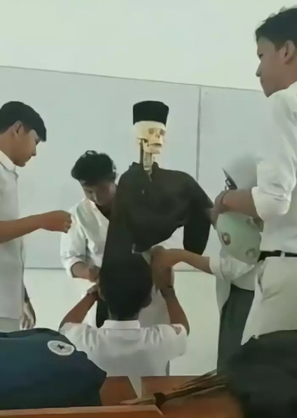 11 Tingkah lucu murid kalau lagi gabut di kelas, kreatif campur absurdnya di luar nalar