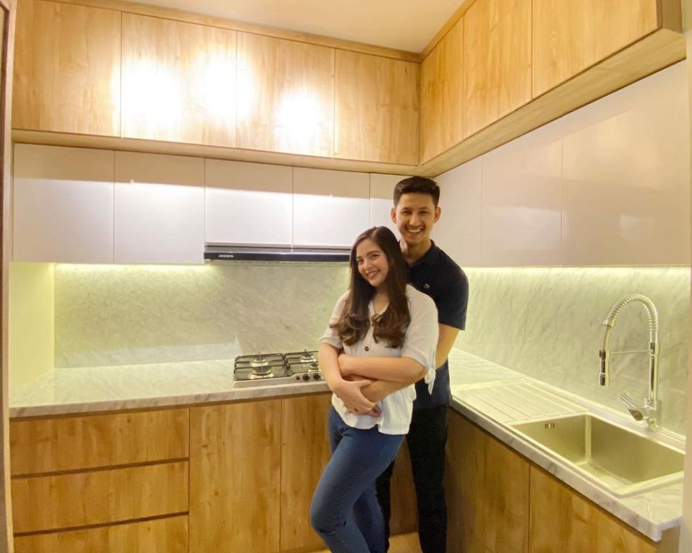 Desainnya estetik bak 3D, intip 9 potret dapur minimalis Tasya Kamila