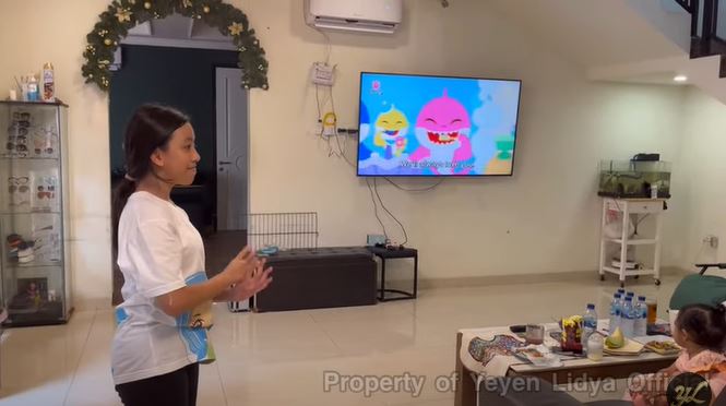 Perabot toples di dapur bikin salfok, intip 11 potret rumah Yeyen Lidya yang minim sekat