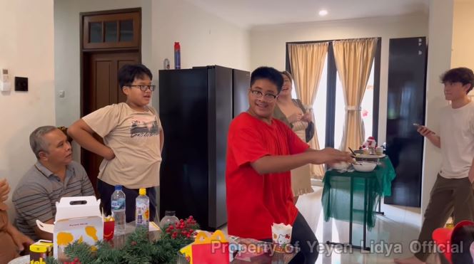 Perabot toples di dapur bikin salfok, intip 11 potret rumah Yeyen Lidya yang minim sekat