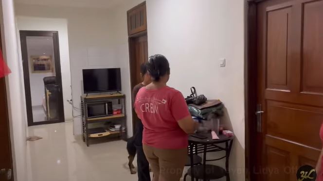 Perabot toples di dapur bikin salfok, intip 11 potret rumah Yeyen Lidya yang minim sekat