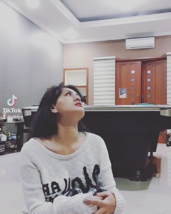 Perabot toples di dapur bikin salfok, intip 11 potret rumah Yeyen Lidya yang minim sekat