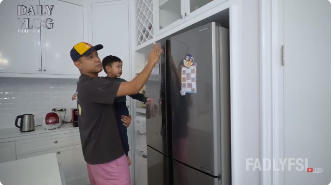 Sukses berkarier kini punya rumah megah, 11 potret dapur mewah Fadly Faisal ini jarang dipakai
