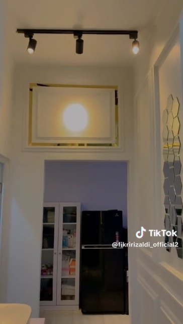 Punya rumah subsidi mungil tipe 36 disulap mewah, 11 potret makeover hunian ini jadi putih dan emas