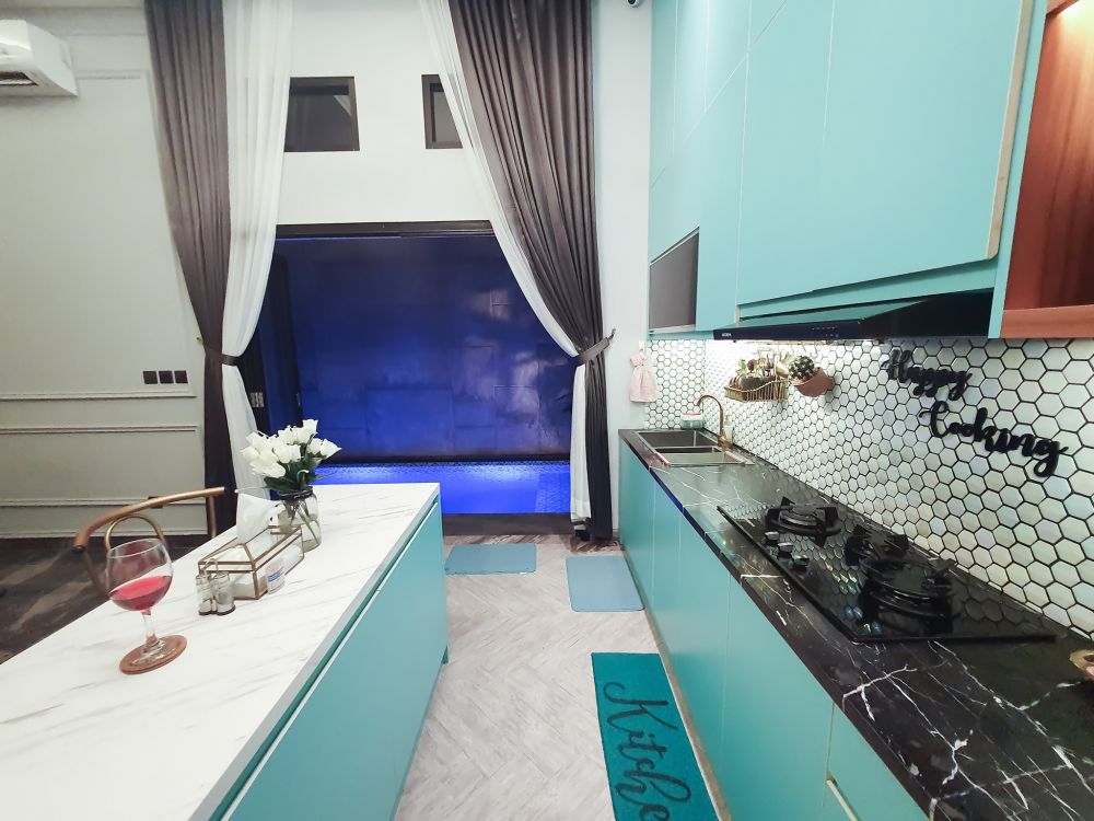 Dapur sempit dimakeover jadi mewah estetik berhadapan langsung kolam renang, ini 7 potretnya