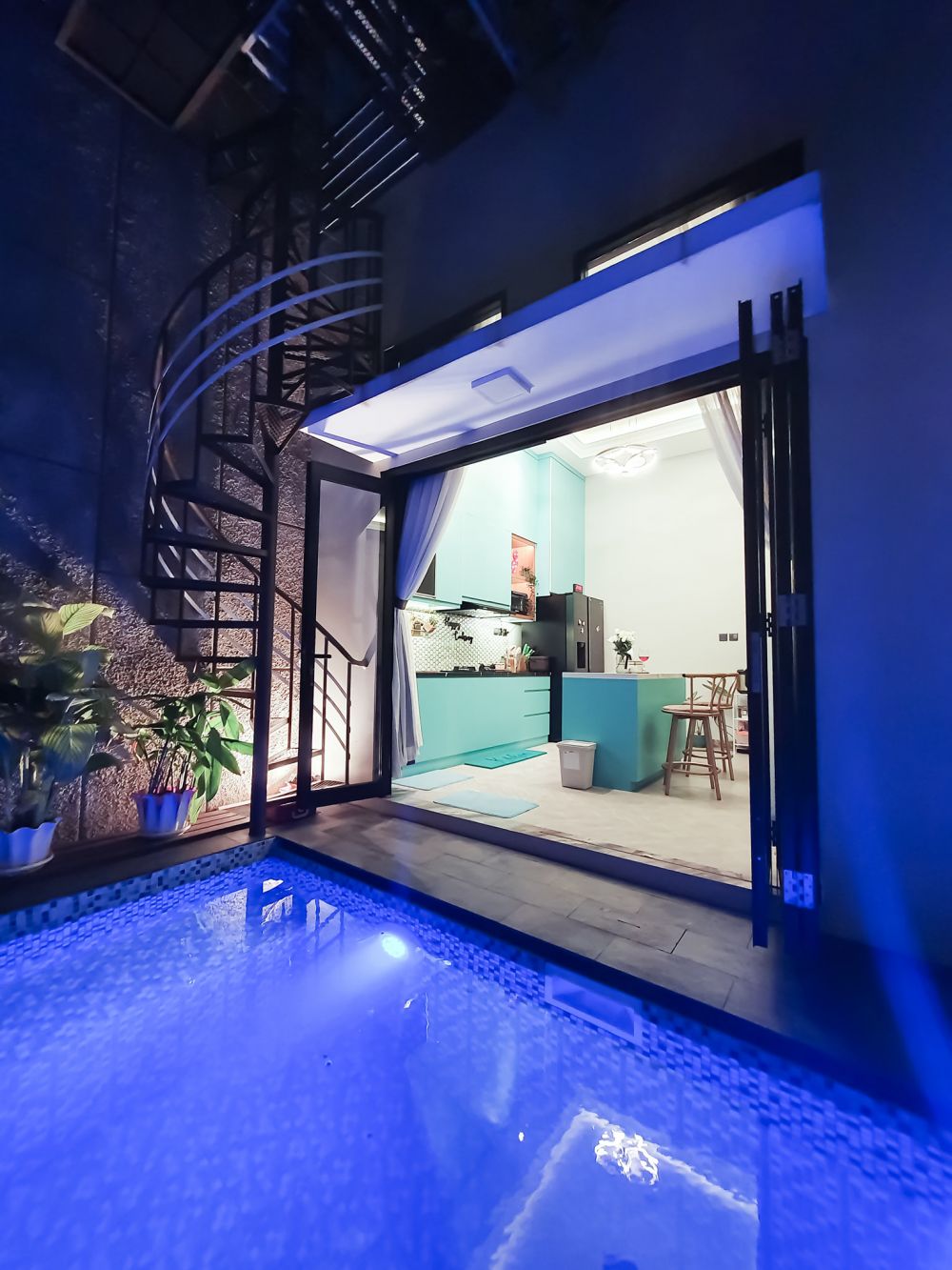 Dapur sempit dimakeover jadi mewah estetik berhadapan langsung kolam renang, ini 7 potretnya