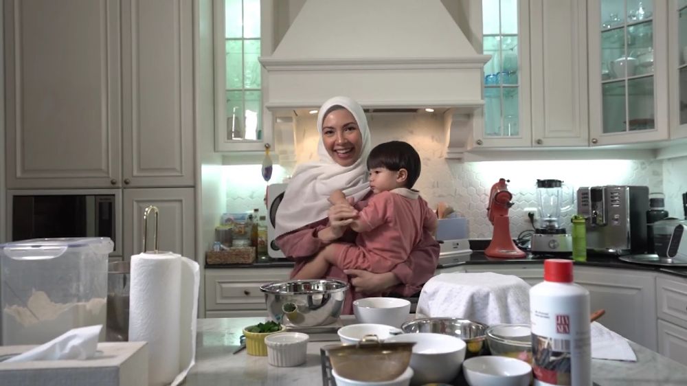 Miliki rumah dengan view laut di Bali, intip 9 potret dapur Ratna Galih mewah nan klasik