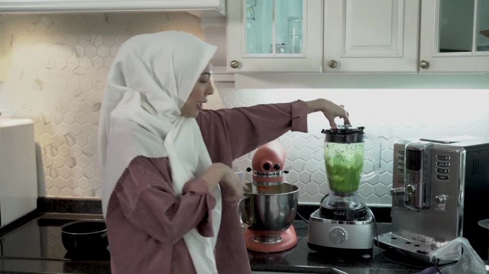 Miliki rumah dengan view laut di Bali, intip 9 potret dapur Ratna Galih mewah nan klasik