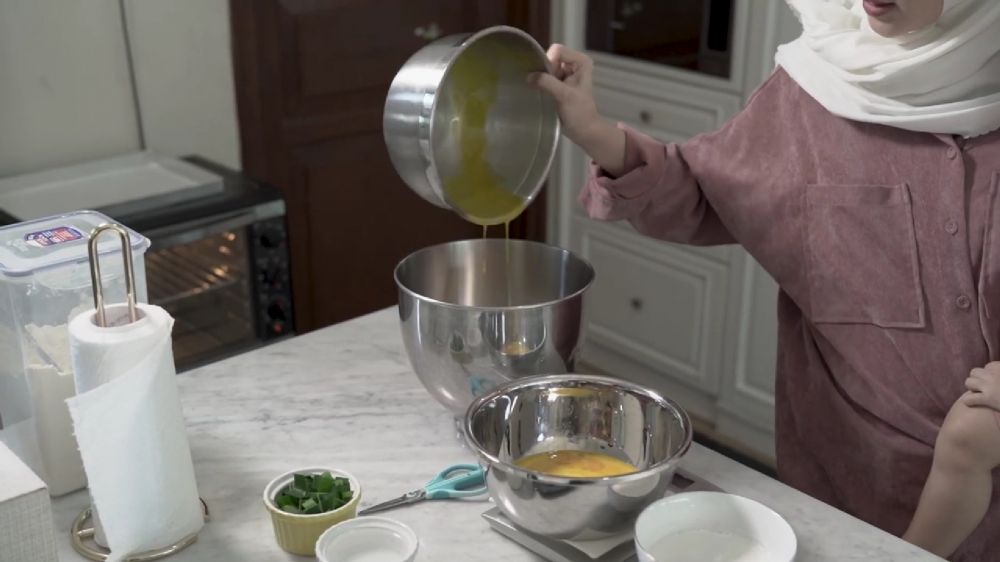 Miliki rumah dengan view laut di Bali, intip 9 potret dapur Ratna Galih mewah nan klasik