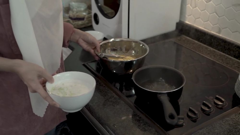 Miliki rumah dengan view laut di Bali, intip 9 potret dapur Ratna Galih mewah nan klasik