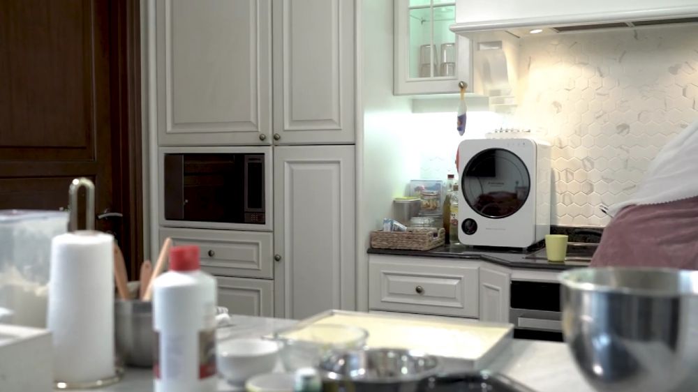 Miliki rumah dengan view laut di Bali, intip 9 potret dapur Ratna Galih mewah nan klasik