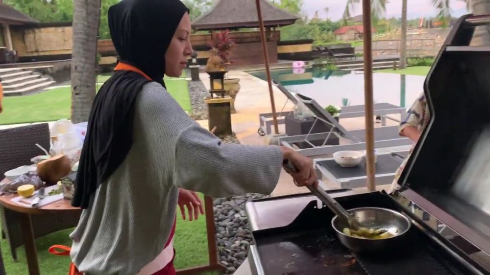 Miliki rumah dengan view laut di Bali, intip 9 potret dapur Ratna Galih mewah nan klasik