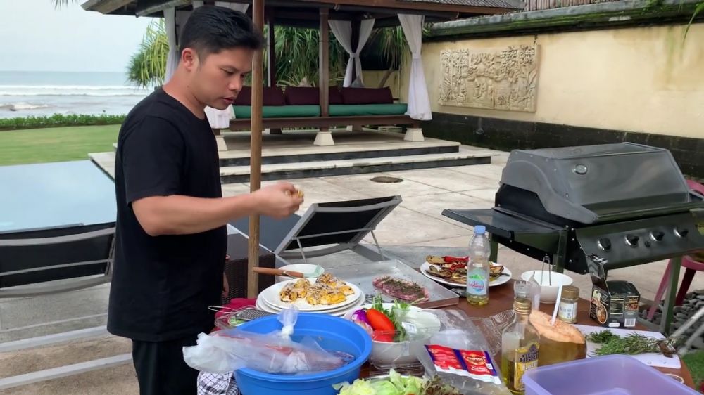 Miliki rumah dengan view laut di Bali, intip 9 potret dapur Ratna Galih mewah nan klasik