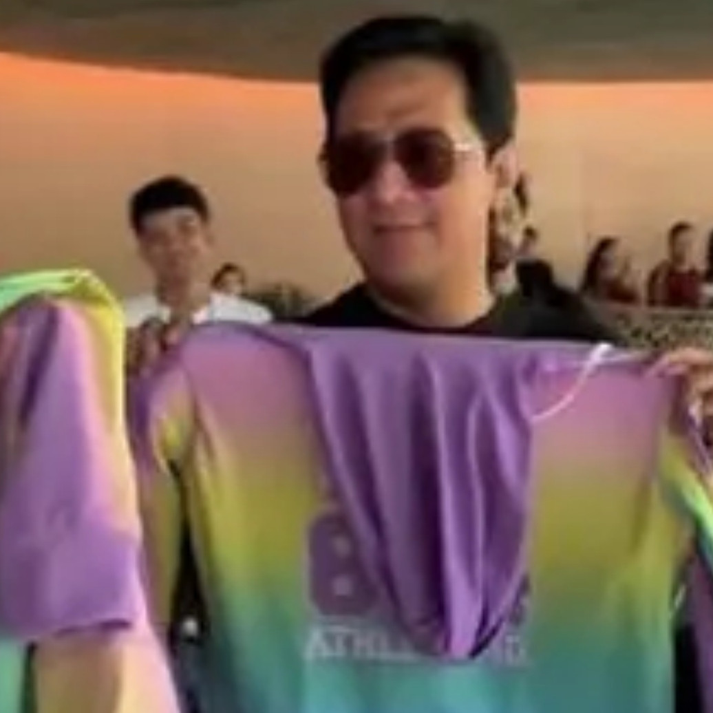 Bagikan seragam, Andre Taulany ajak The Prediksi pakai seragam warna-warni ke pantai