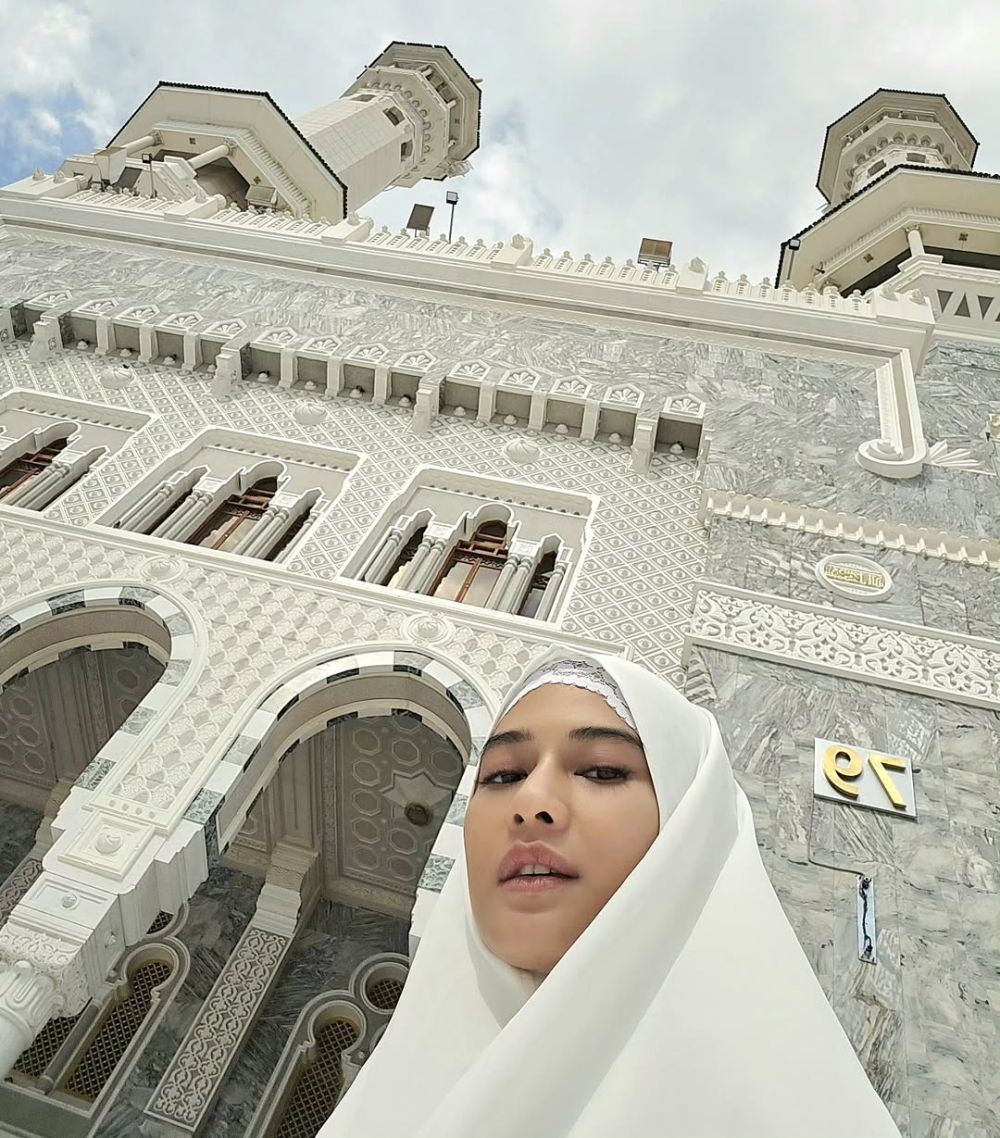 Tampil natural tanpa polesan makeup, potret Dian Sastro kenakan hijab saat umrah ini banjir pujian