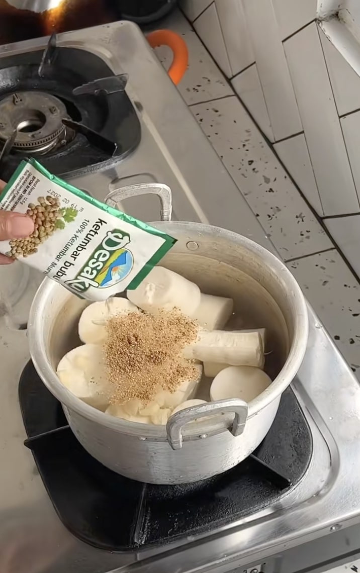 Tak cuma pakai garam, cara bikin singkong goreng renyah, mekar, dan creamy saat disantap