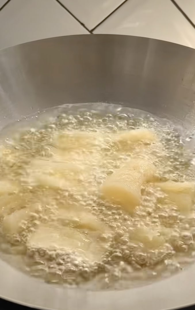 Tak cuma pakai garam, cara bikin singkong goreng renyah, mekar, dan creamy saat disantap