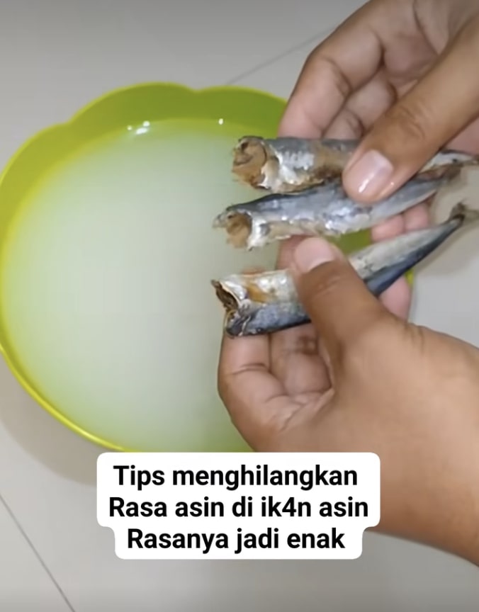 Cara mengurangi asin ikan asin pakai air cucian 1 bahan makanan, tak usah buang-buang kertas dan tisu