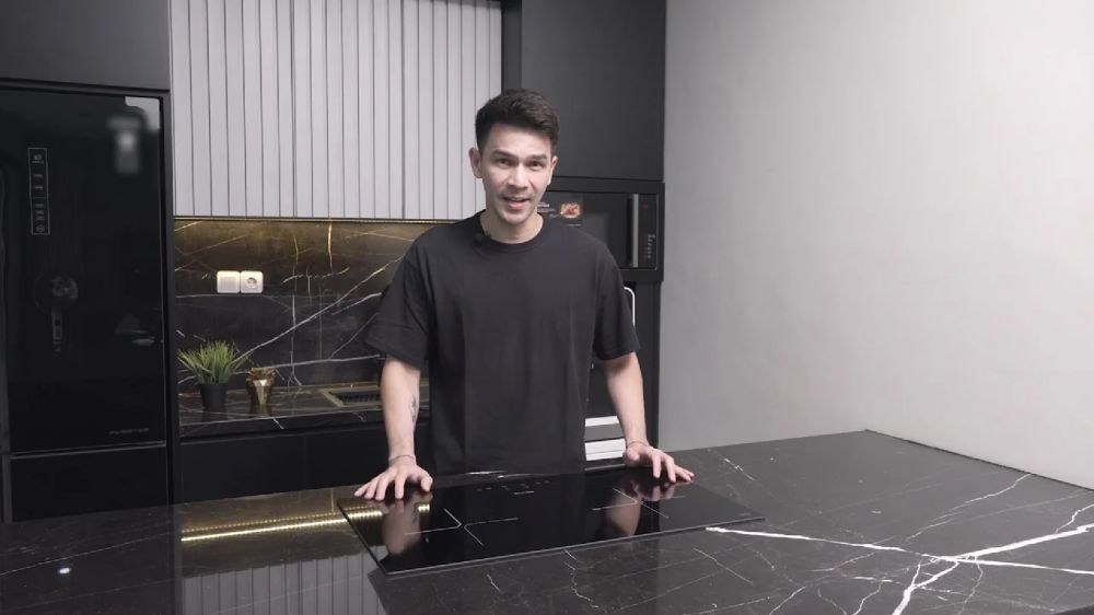 9 Potret dapur Jonathan Frizzy interiornya minimalis pol, manfaatkan kitchen island jadi meja kompor