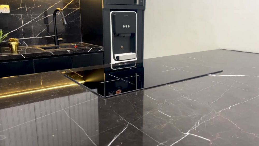 9 Potret dapur Jonathan Frizzy interiornya minimalis pol, manfaatkan kitchen island jadi meja kompor