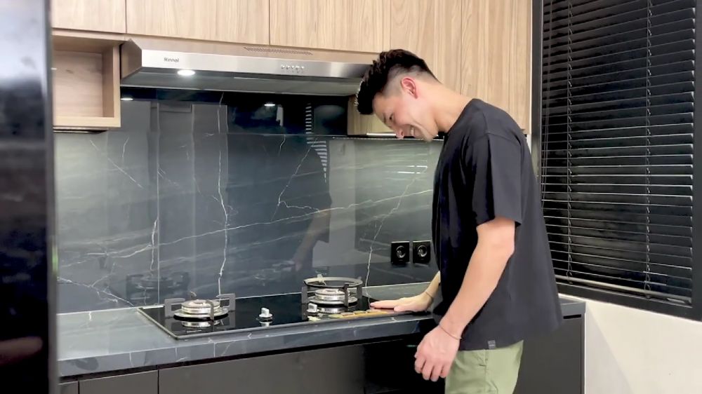 9 Potret dapur Jonathan Frizzy interiornya minimalis pol, manfaatkan kitchen island jadi meja kompor