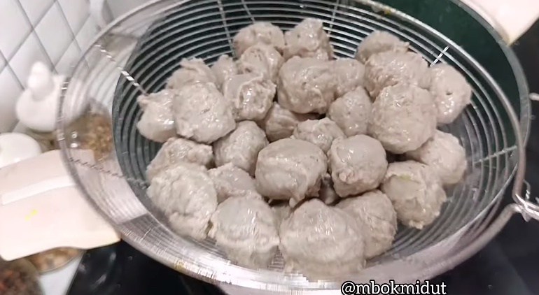 Cara membuat bakso kenyal tanpa perlu baking powder atau tepung tapioka, kuncinya di 1 bahan dapur ini
