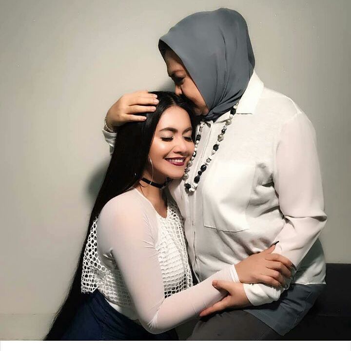 Nostalgia kenangan kebersamaan Emilia Contessa dan Denada, ibu dan anak jadi penyanyi, ini 7 potretnya