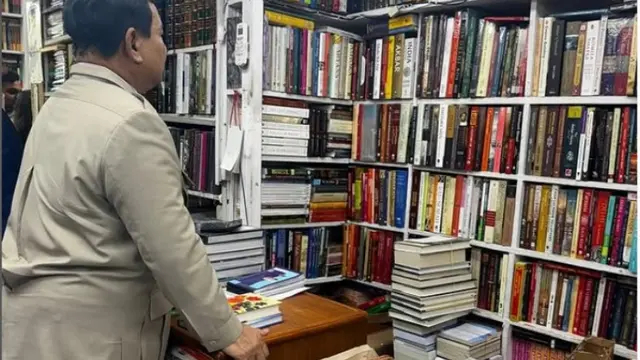 Prabowo Subianto mampir toko buku saat melawat ke India, netizen colek Gibran Rakabuming 