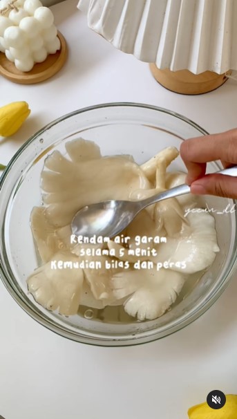 Trik menggoreng jamur tiram agar tetap renyah meski tak ditambah tepung beras atau baking soda