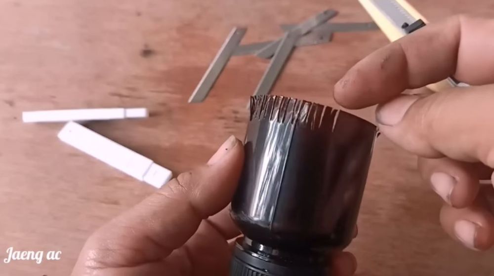 Cara jitu pria bikin pengiris bawang merah dari botol bekas ini kreatif, awet dan aman dipakai