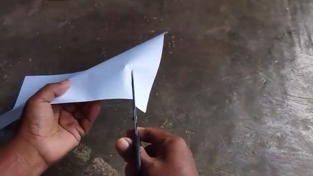 Trik jitu bapak-bapak menajamkan gunting tumpul tak digosok batu asahan, cuma pakai 1 bahan sederhana