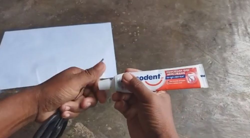 Trik jitu bapak-bapak menajamkan gunting tumpul tak digosok batu asahan, cuma pakai 1 bahan sederhana