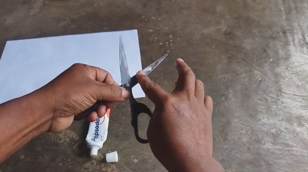 Trik jitu bapak-bapak menajamkan gunting tumpul tak digosok batu asahan, cuma pakai 1 bahan sederhana