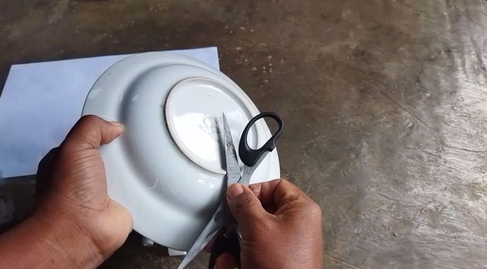 Trik jitu bapak-bapak menajamkan gunting tumpul tak digosok batu asahan, cuma pakai 1 bahan sederhana