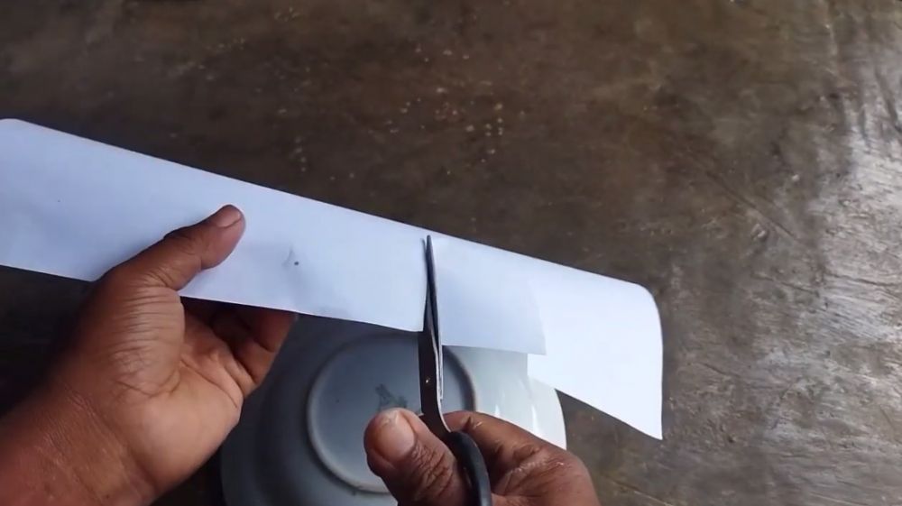 Trik jitu bapak-bapak menajamkan gunting tumpul tak digosok batu asahan, cuma pakai 1 bahan sederhana