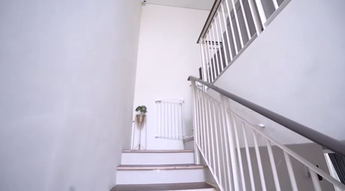 Rumahnya bernuansa asri bak hutan di tengah kota, 9 potret kamar Dodit Mulyanto ini justru mirip hotel