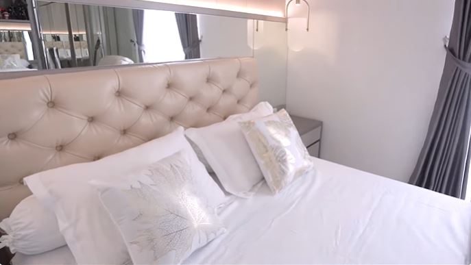 Rumahnya bernuansa asri bak hutan di tengah kota, 9 potret kamar Dodit Mulyanto ini justru mirip hotel