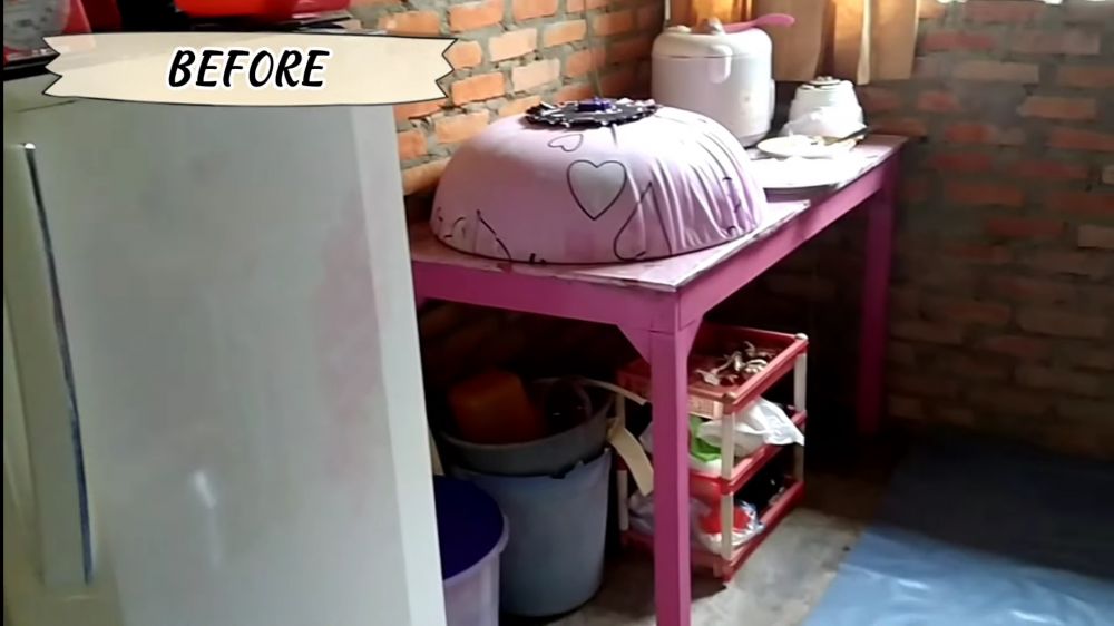 Cuma pakai stiker dapur kayu ini jadi estetik pol, 10 potret makeover-nya beda 180 derajat