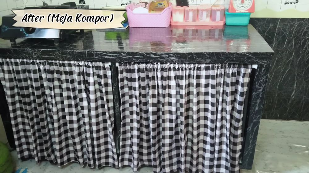 Cuma pakai stiker dapur kayu ini jadi estetik pol, 10 potret makeover-nya beda 180 derajat