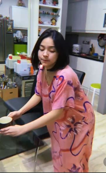 Punya rumah tiga tingkat tapi ngaku bukan anak orang kaya, 9 potret hunian Eca Aura di komplek elit