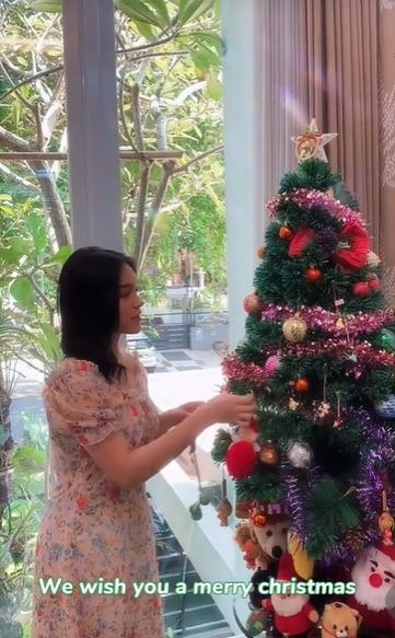 Punya rumah tiga tingkat tapi ngaku bukan anak orang kaya, 9 potret hunian Eca Aura di komplek elit