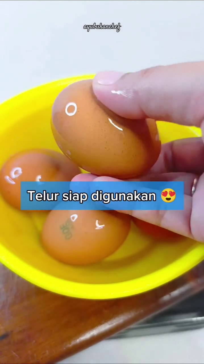 Trik agar telur dingin dari kulkas jadi suhu ruang ini simpel hanya dalam 2 menit