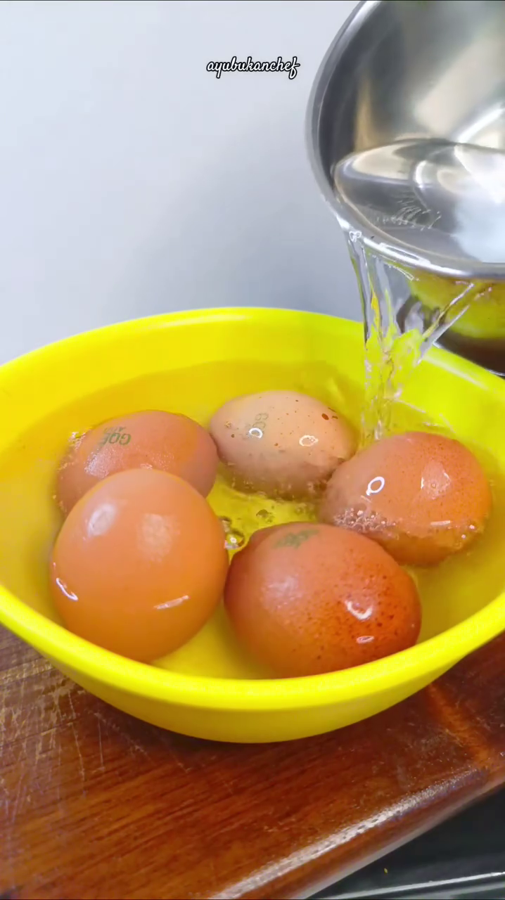Trik agar telur dingin dari kulkas jadi suhu ruang ini simpel hanya dalam 2 menit