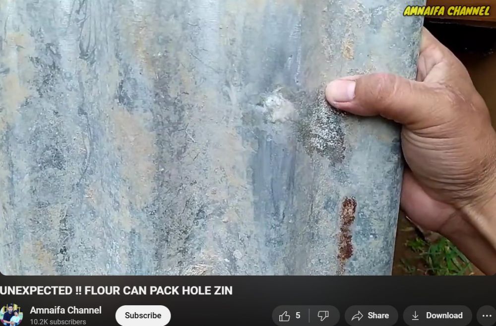 Tanpa kapas atau gabus, ini trik tambal atap seng berlubang lebar agar tak bocor pakai 1 bahan dapur