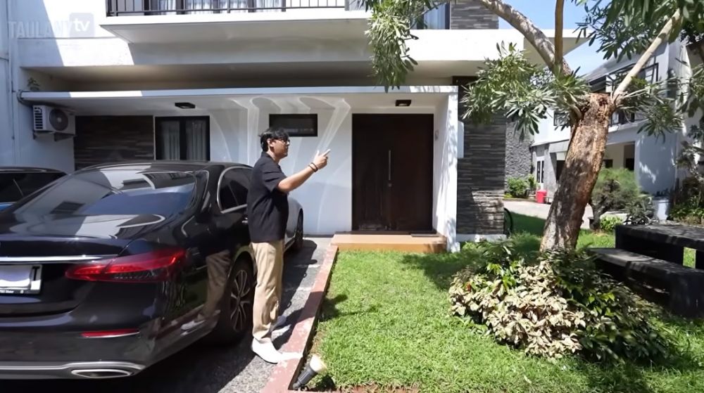 Rumah 3 lantai Ello megah berkonsep artistik, 9 potret interior dapur kotornya bak di gang senggol