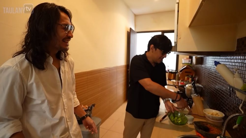 Rumah 3 lantai Ello megah berkonsep artistik, 9 potret interior dapur kotornya bak di gang senggol
