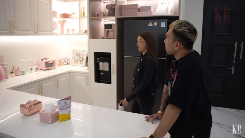 Sarwendah punya dapur khusus ngonten bareng anak-anaknya, 9 potret interiornya estetik serba pink