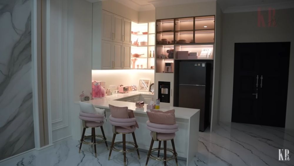 Sarwendah punya dapur khusus ngonten bareng anak-anaknya, 9 potret interiornya estetik serba pink
