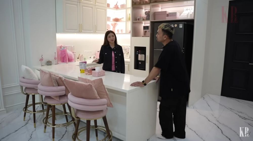 Sarwendah punya dapur khusus ngonten bareng anak-anaknya, 9 potret interiornya estetik serba pink