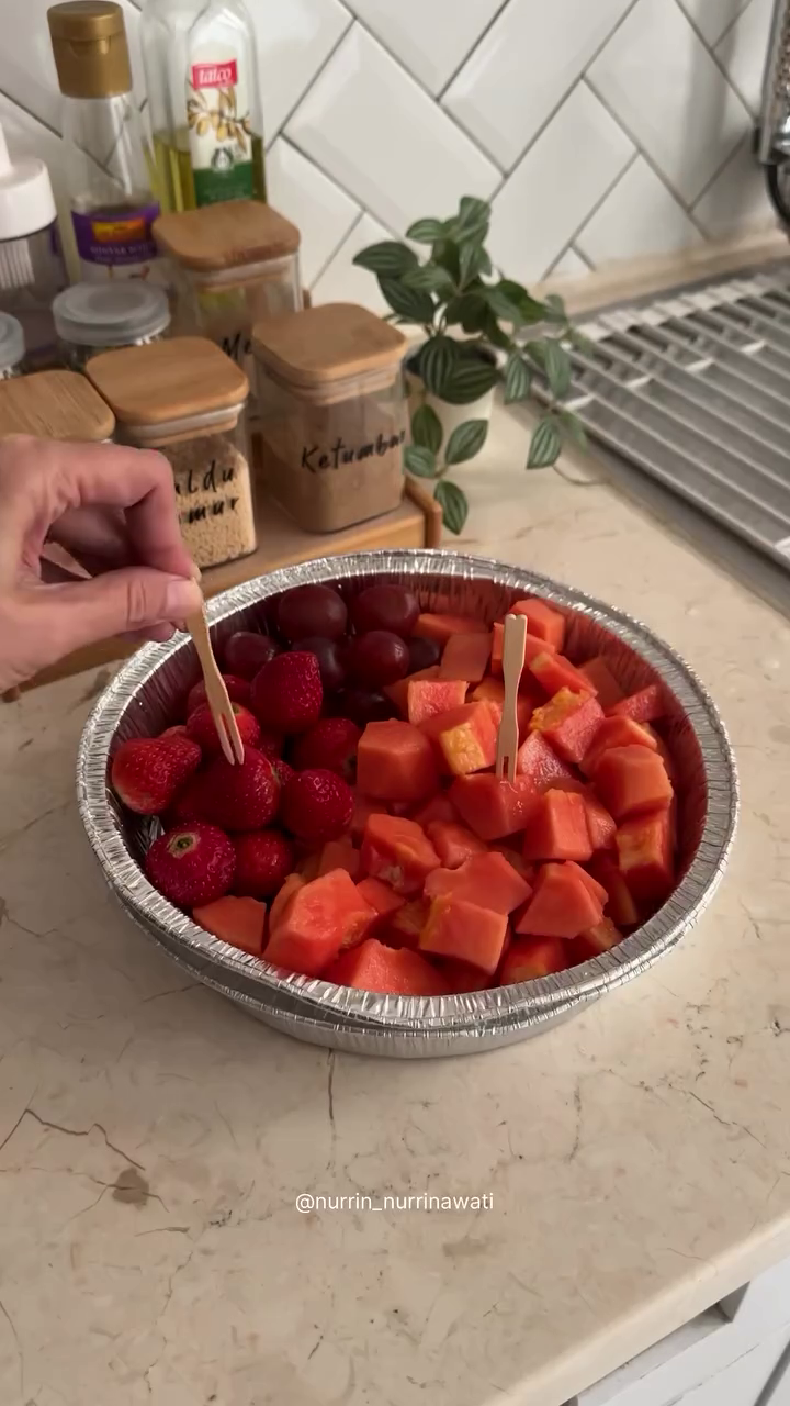 Tak perlu diberi es batu, ini trik menyajikan buah segar agar tetap dingin berjam-jam di suhu ruang